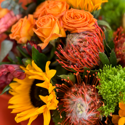 Букет из подсолнухов, альстромерий и роз в магазине Цветы Планеты