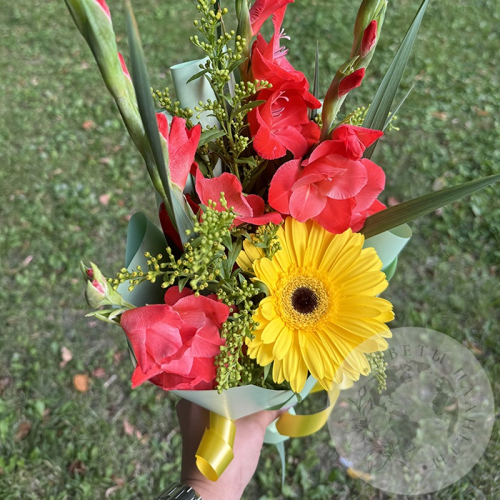 Букет к гладиолусами и герберами в магазине Цветы Планеты