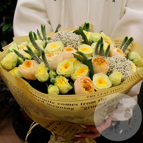 Букет из вероники и роз в магазине Цветы Планеты