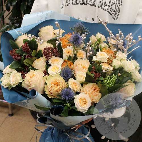 Букет из роз и эрингиума в магазине Цветы Планеты