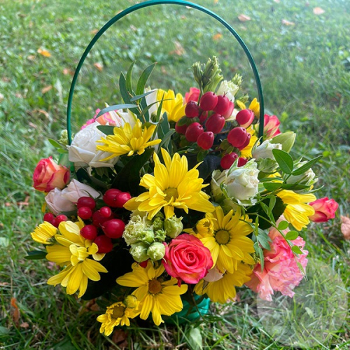 Композиция из кустовых хризантем, роз и эустом в корзине в магазине Цветы Планеты