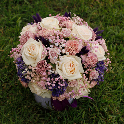 Композиция из роз, гвоздик и вероники в коробке в магазине Цветы Планеты