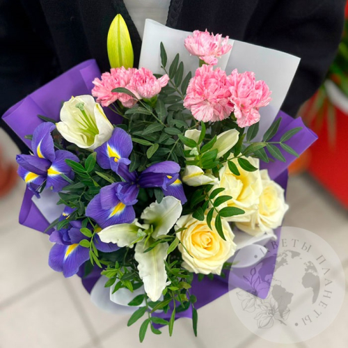 Букет из роз, ириса и гвоздик в магазине Цветы Планеты