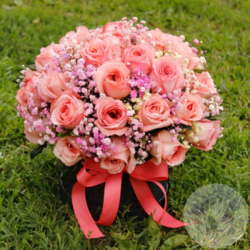 Композиция роз и гипсофил в коробке в магазине Цветы Планеты