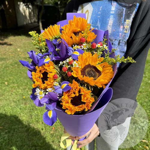 Букет с подсолнухом, ирисом и ромашками в магазине Цветы Планеты