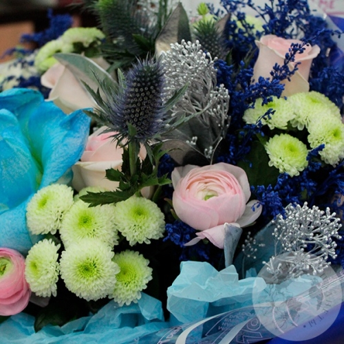 Букет из роз, сантини и солидаго в магазине Цветы Планеты