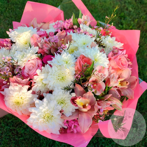 Букет из роз, альстромерий, хризантем и орхидей в магазине Цветы Планеты