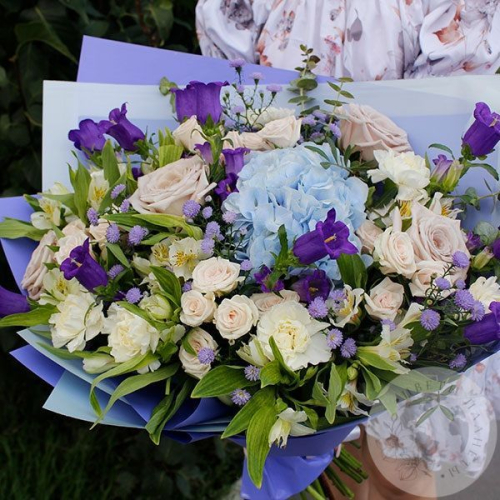 Букет из альстромерий, роз, гвоздик и эвкалипта в магазине Цветы Планеты