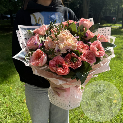 Букет с пионовидными розами и гортензией в магазине Цветы Планеты