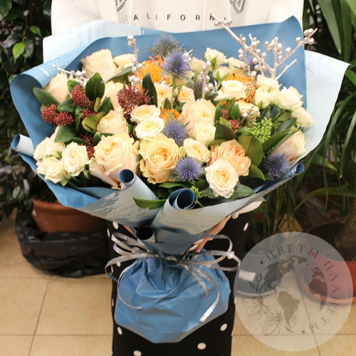 Букет из роз и эрингиума в магазине Цветы Планеты