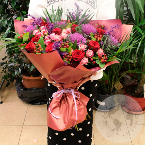 Букет из роз, брассики и гиперикума в магазине Цветы Планеты