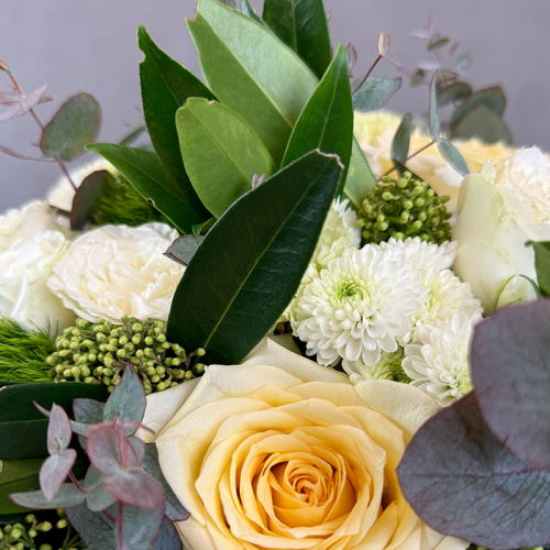 Букет из гортензий, гвоздик и роз в магазине Цветы Планеты