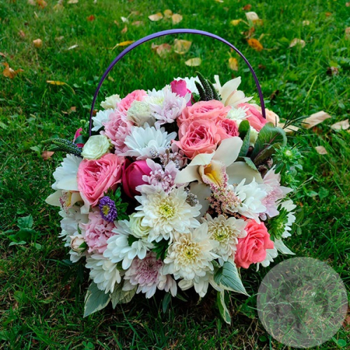 Композиция из роз, орхидей и вероники в корзине в магазине Цветы Планеты