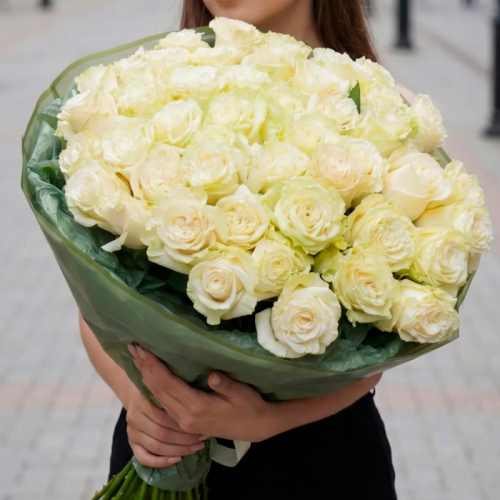 Букет из белых роз Эквадор 25 шт. 60 см. в магазине Цветы Планеты