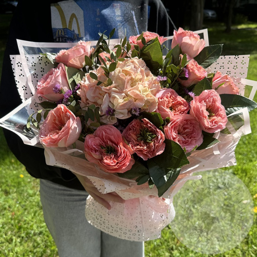 Букет с пионовидными розами и гортензией в магазине Цветы Планеты