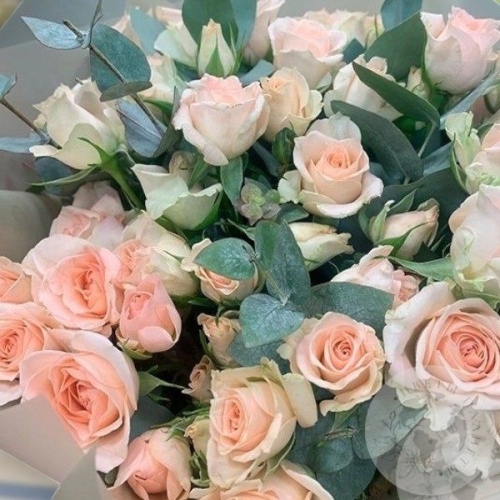 Букет из 19 кустовых роз и эвкалипта в магазине Цветы Планеты