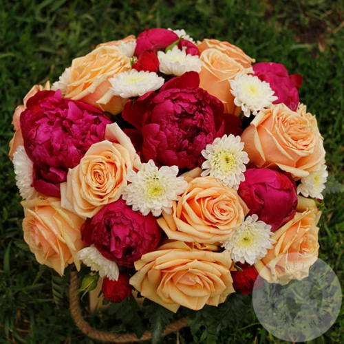 Композиция из роз и пионов в деревянном ящике в магазине Цветы Планеты