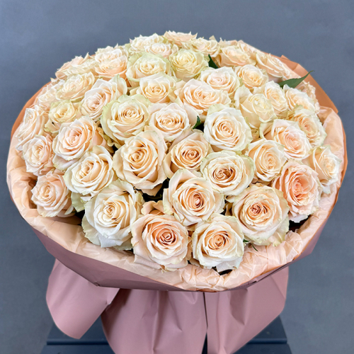 Букет из кремовых роз Эквадор 51 шт. 50 см. в магазине Цветы Планеты