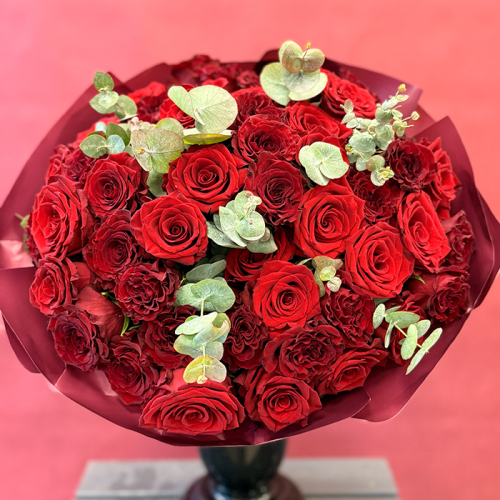 Букет из красных роз Эквадор с эвкалиптом 25 шт. 60 см. в магазине Цветы Планеты