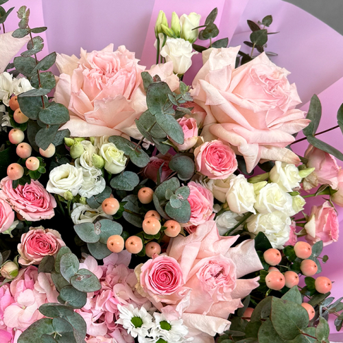 Букет из сантини, гиперикума и роз в магазине Цветы Планеты