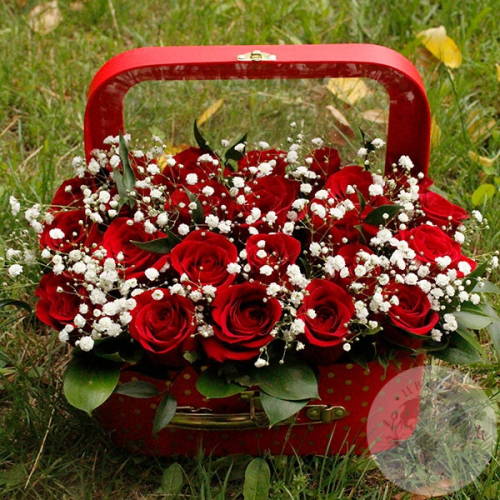 Композиция из роз и гипсофил в коробке в магазине Цветы Планеты