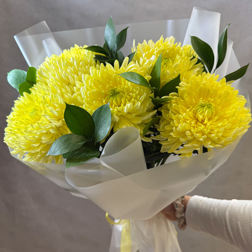 Букет из желтой хризантемы с зеленью  в магазине Цветы Планеты