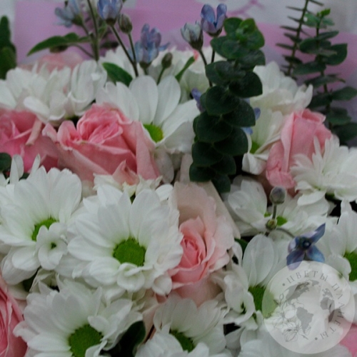 Букет из кустовых хризантем и роз в магазине Цветы Планеты