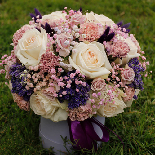 Композиция из роз, гвоздик и вероники в коробке в магазине Цветы Планеты