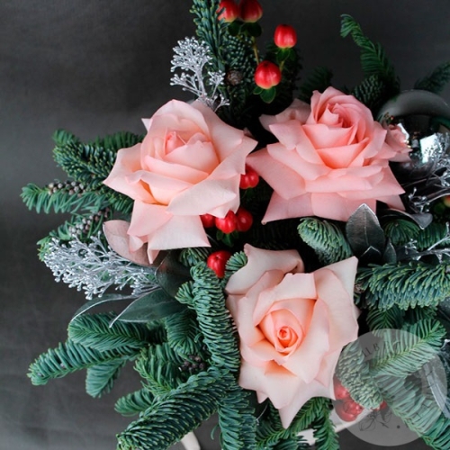 Композиция из роз, гиперикума к новому году в магазине Цветы Планеты