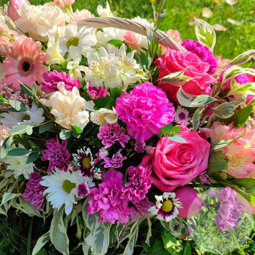 Композиция из роз, гербер и альстромерий в корзине в магазине Цветы Планеты