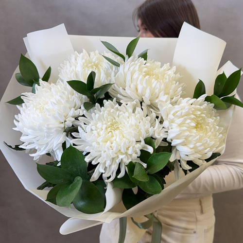 Букет из белой хризантемы с зеленью в магазине Цветы Планеты