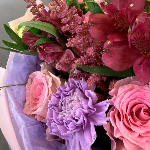 Букет из хризантем, роз, маттиолы в магазине Цветы Планеты