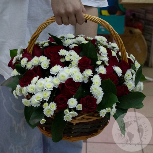 Композиция их кустовых хризантем и роз в корзине в магазине Цветы Планеты