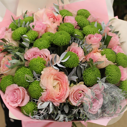 Букет из роз, фисташки и кустовых хризантем в магазине Цветы Планеты