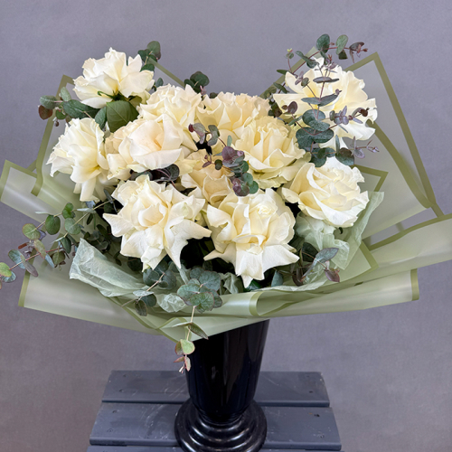 Букет из 11 белых французских роз в магазине Цветы Планеты