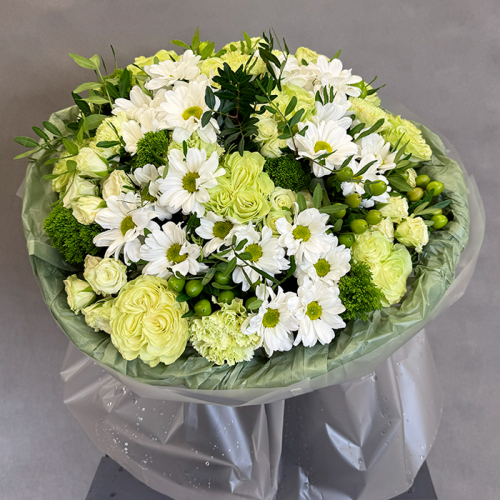 Букет из кустовых хризантем, гиперикума и роз в магазине Цветы Планеты