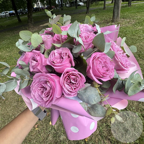 Букет из роз и эвкалипта в магазине Цветы Планеты