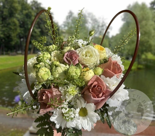 Композиция из роз и кустовых хризантем в сумочке в магазине Цветы Планеты