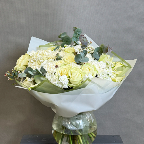 Букет из гортензий, гвоздик и маттиолы в магазине Цветы Планеты