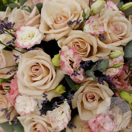 Композиция из роз в коробке "Для самой, самой" в магазине Цветы Планеты