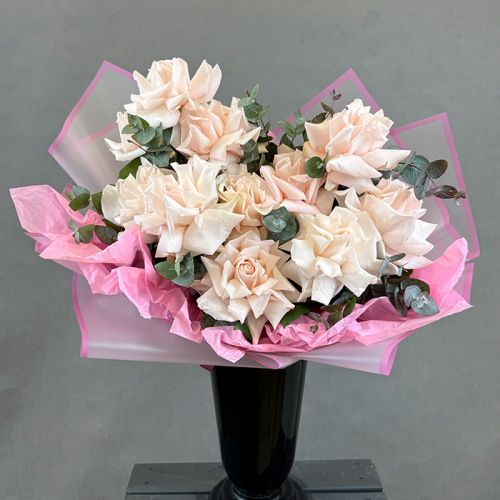 Букет из 11 розовых французских роз с эвкалиптом в магазине Цветы Планеты