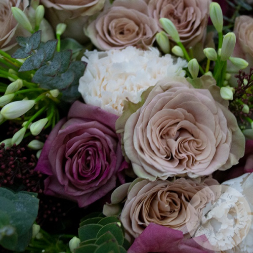 Букет из роз, гвоздик и скимии в магазине Цветы Планеты