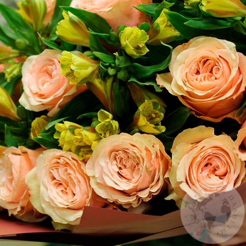 Букет из альстромерий и роз "Подари нежность" в магазине Цветы Планеты