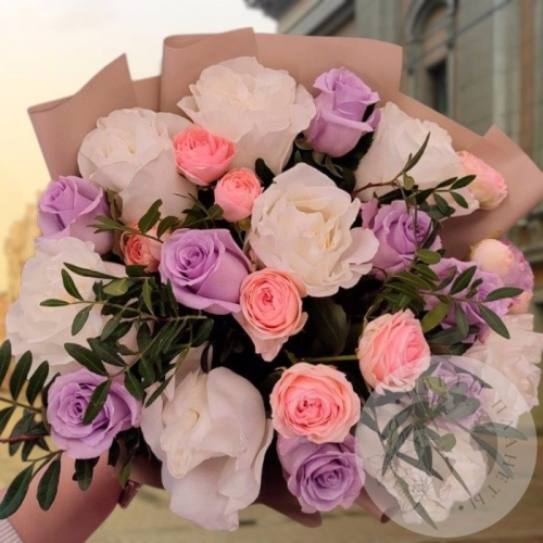 Букет из пионовидных и кустовых роз в магазине Цветы Планеты