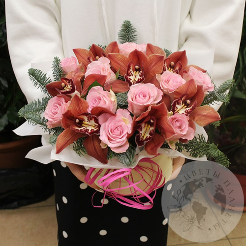 Композиция в коробке из роз и орхидей в магазине Цветы Планеты