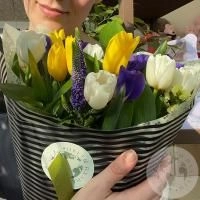 Букет из тюльпанов и ирисов в магазине Цветы Планеты