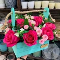 Композиция из роз в ящике "Взрывная страсть" в магазине Цветы Планеты