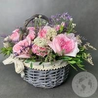Корзина роз, хризантем и гвоздик "Изысканность" в магазине Цветы Планеты