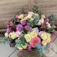 Букет цветов из кустовой розы, герберы и ананаса "Экзотика" в магазине Цветы Планеты