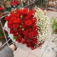 Букет из роз и гипсофилы "Любимой" в магазине Цветы Планеты